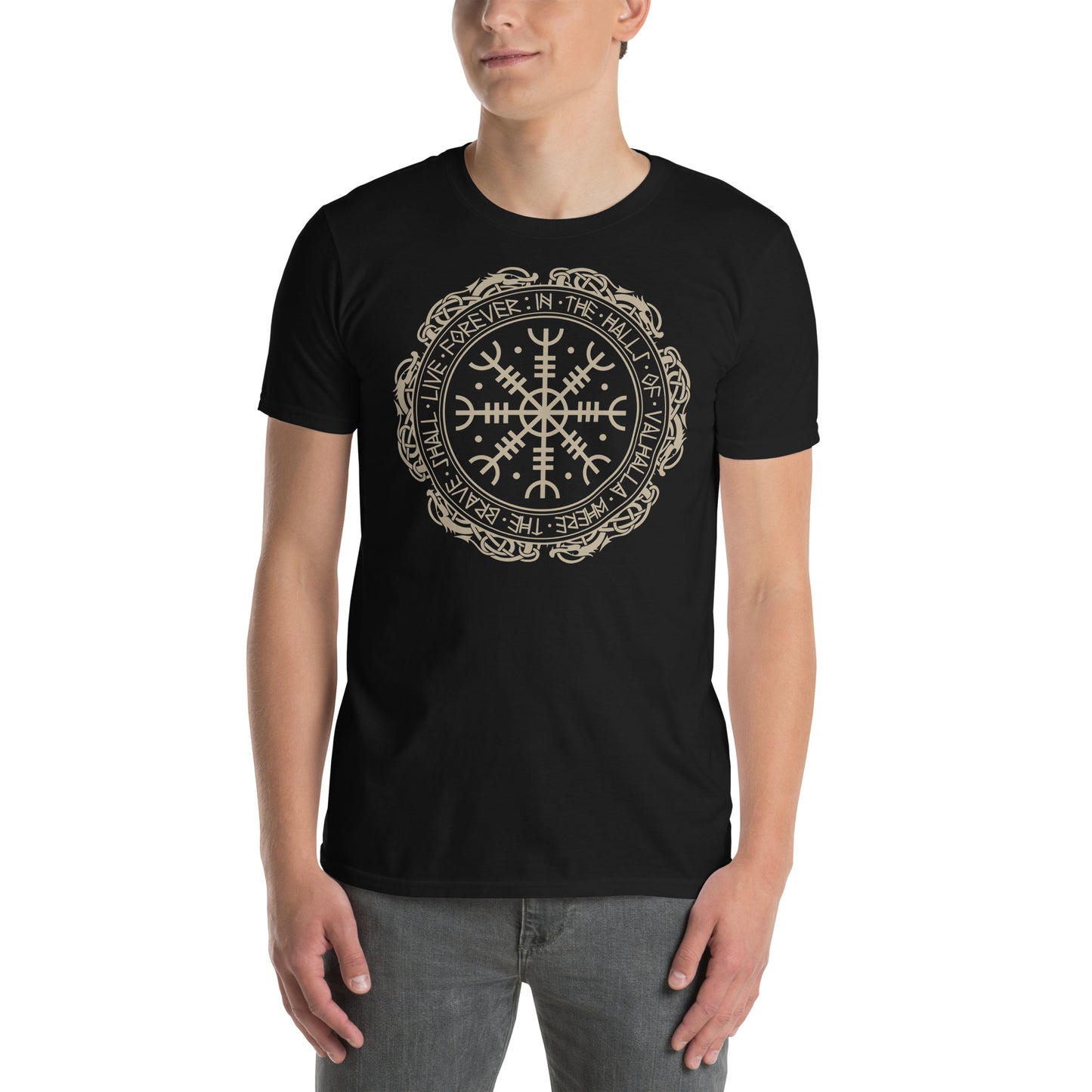 hombre con camiseta aegishjalmur vikingo negra