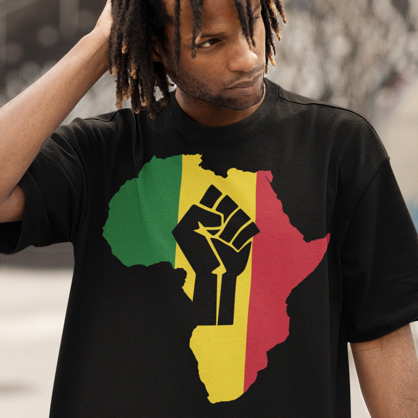hombre con camiseta africa revolution negra