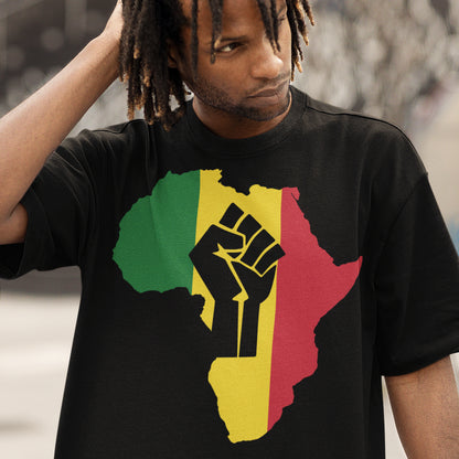 hombre con camiseta africa revolution negra
