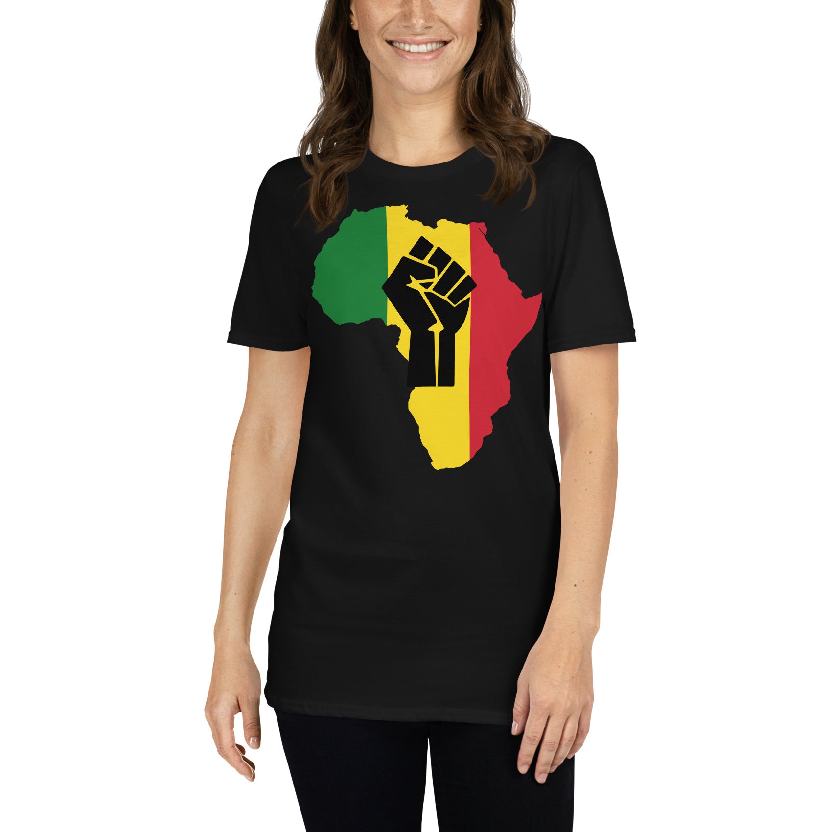 mujer con camiseta africa revolution negra