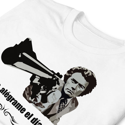 Detalle de camiseta blanca de Harry el sucio con su frase Anda, alégrame el día