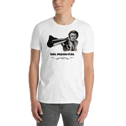 Hombre con camiseta blanca de Harry el sucio con su frase Anda, alégrame el día