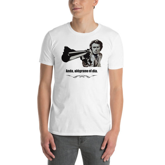 Hombre con camiseta blanca de Harry el sucio con su frase Anda, alégrame el día
