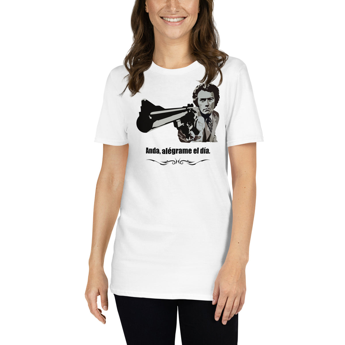 Mujer con camiseta blanca de Harry el sucio con su frase Anda, alégrame el día