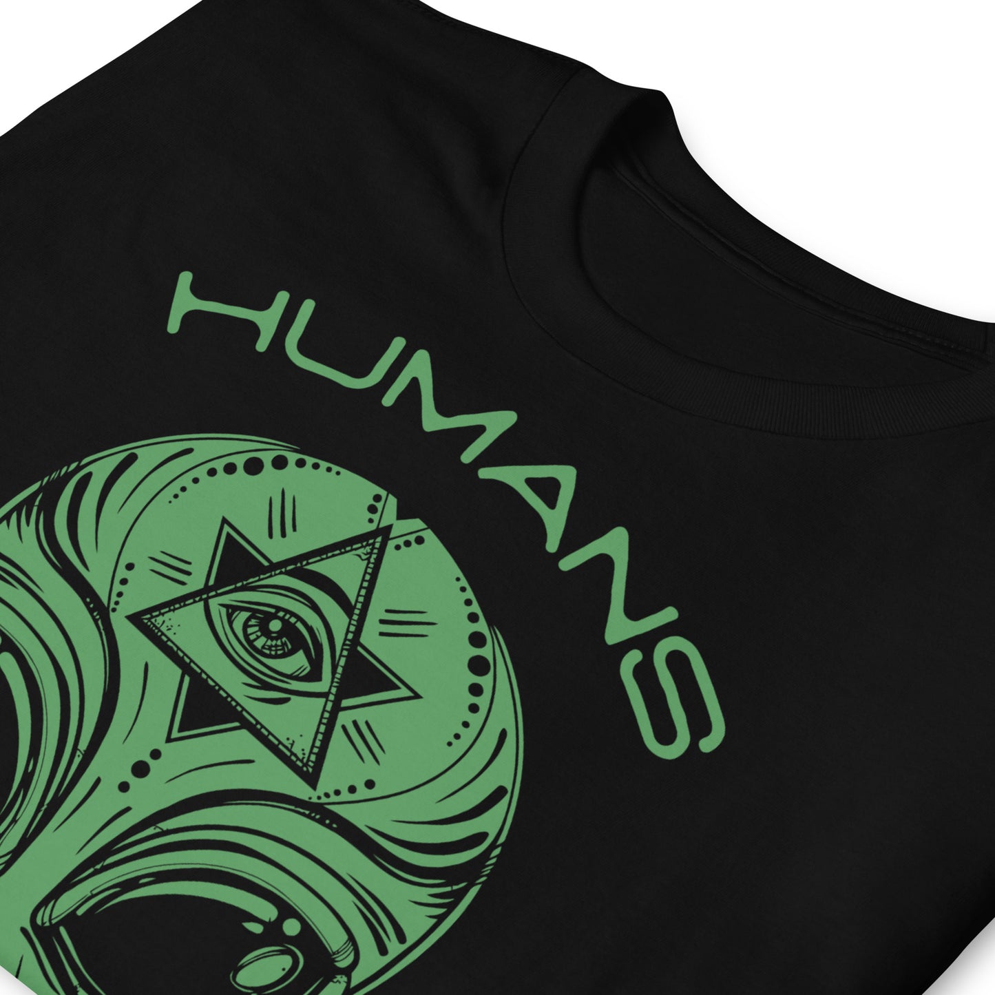 detalle de camiseta alien humans arent real negra