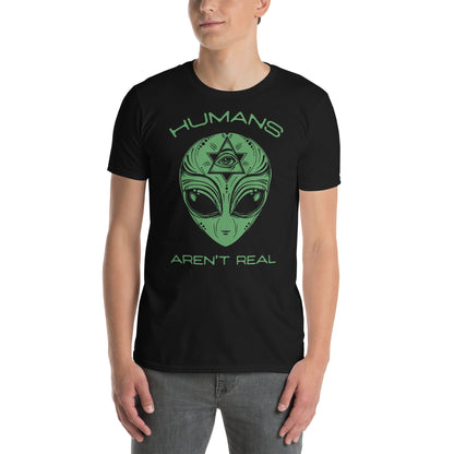 hombre con camiseta alien humans arent real negra