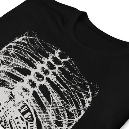 detalle de camiseta alien radiografia negra