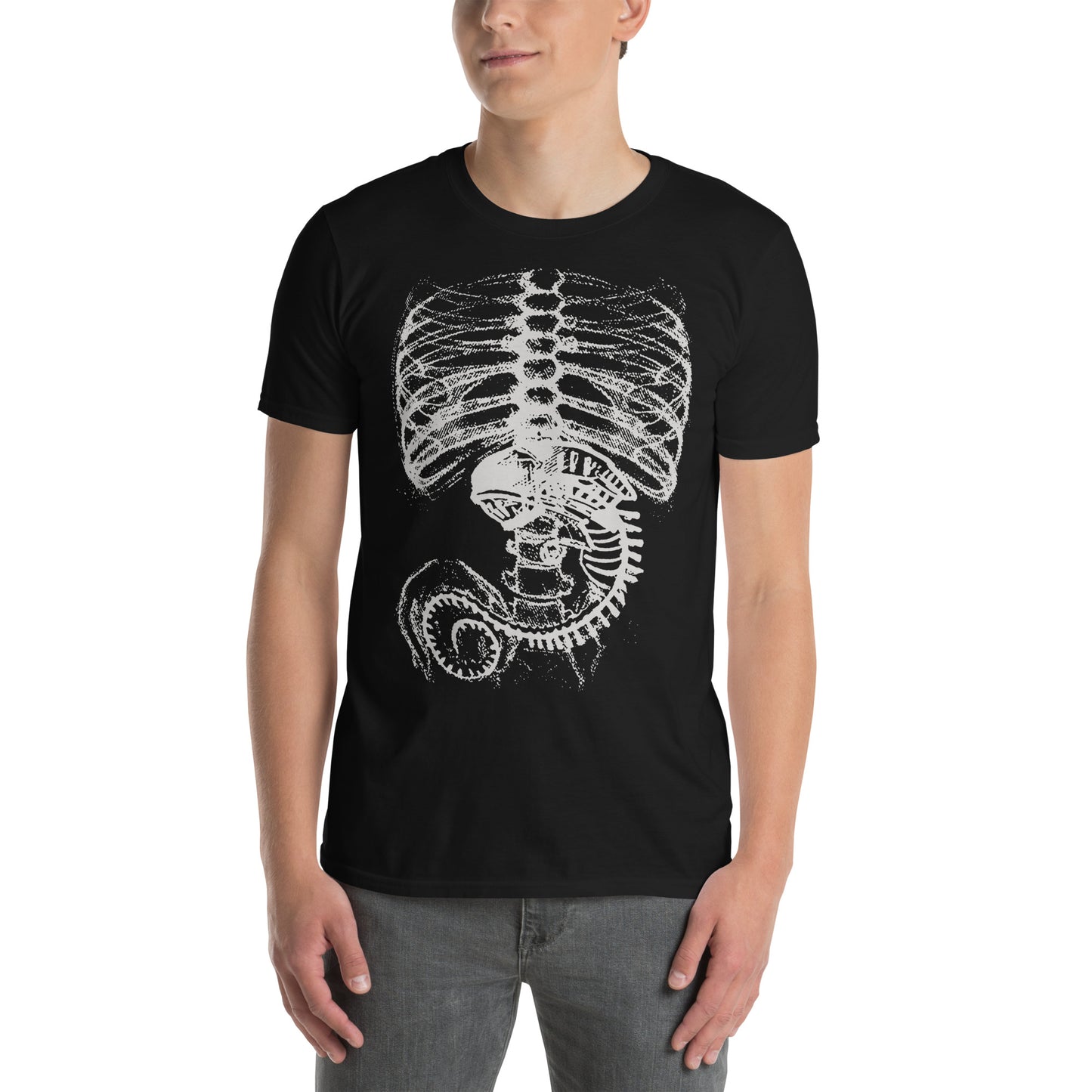 hombre con camiseta alien radiografia negra