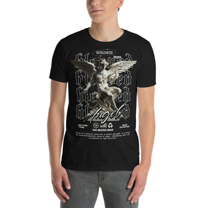 hombre con camiseta angel bendecido negra
