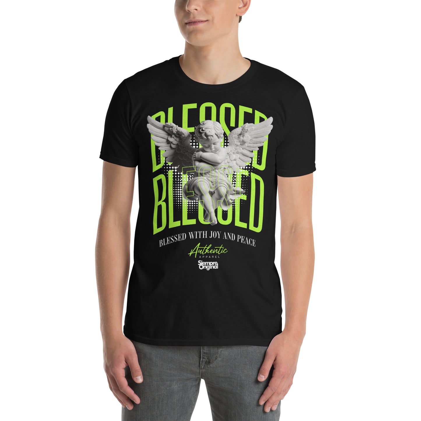 hombre con camiseta angel blessed negra