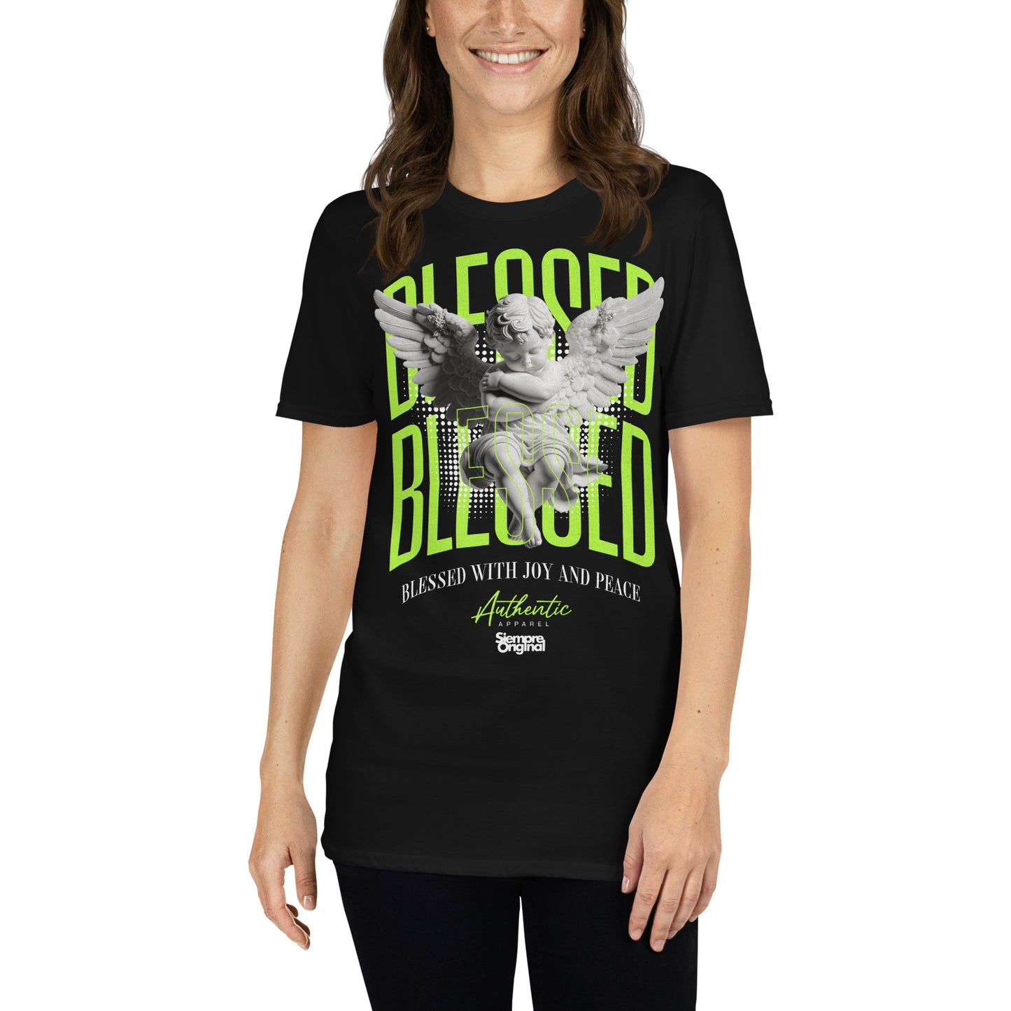 mujer con camiseta angel blessed negra