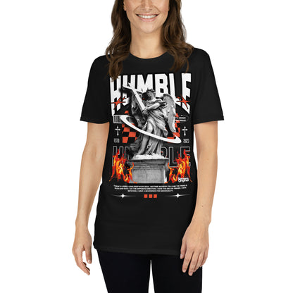 mujer con camiseta angel cruz negra