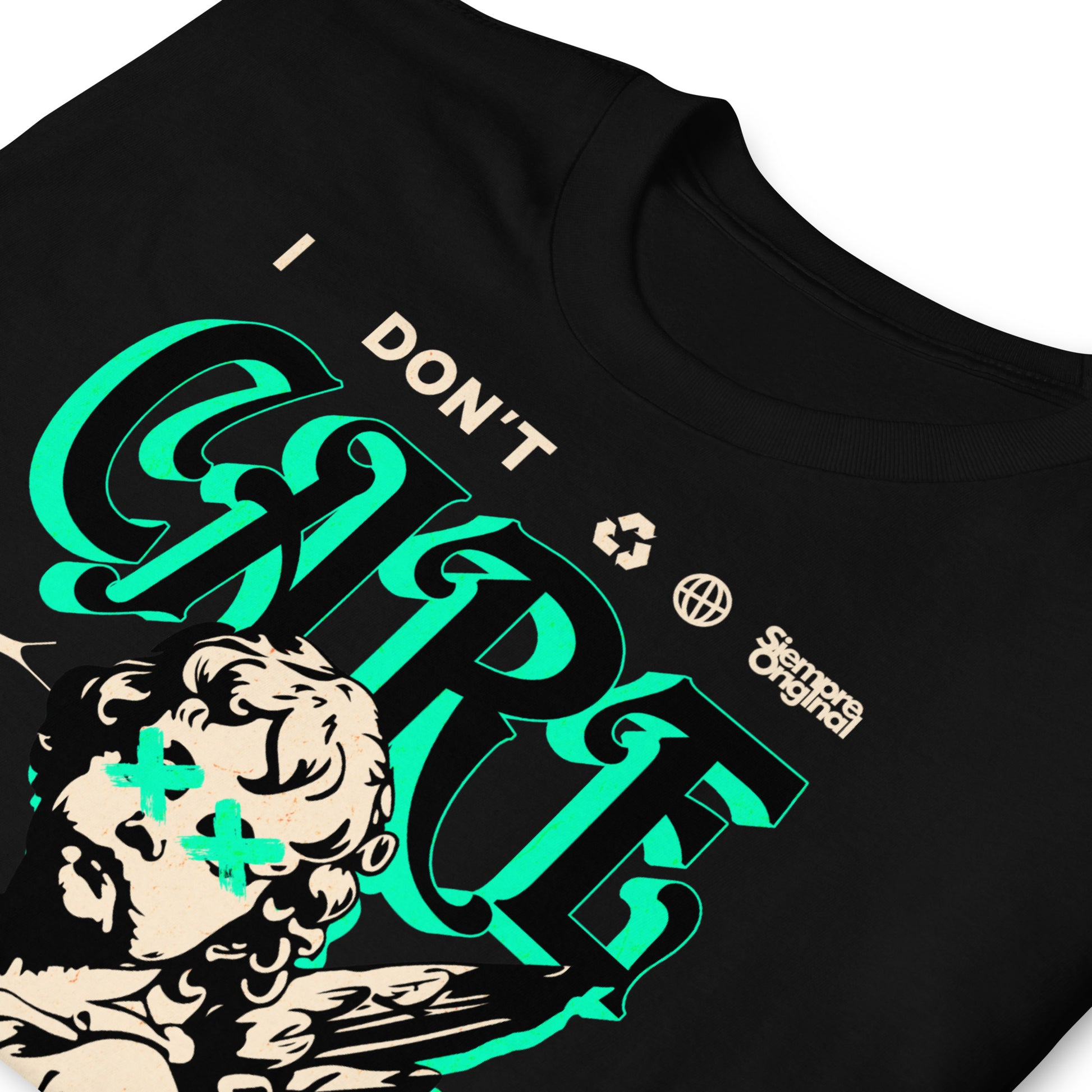 detalle de camiseta angel rebelde negra