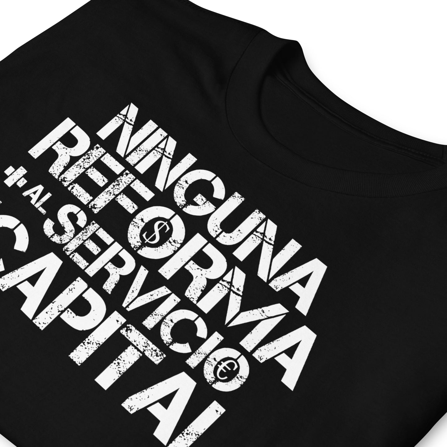 detalle de camiseta anticapitalista negra