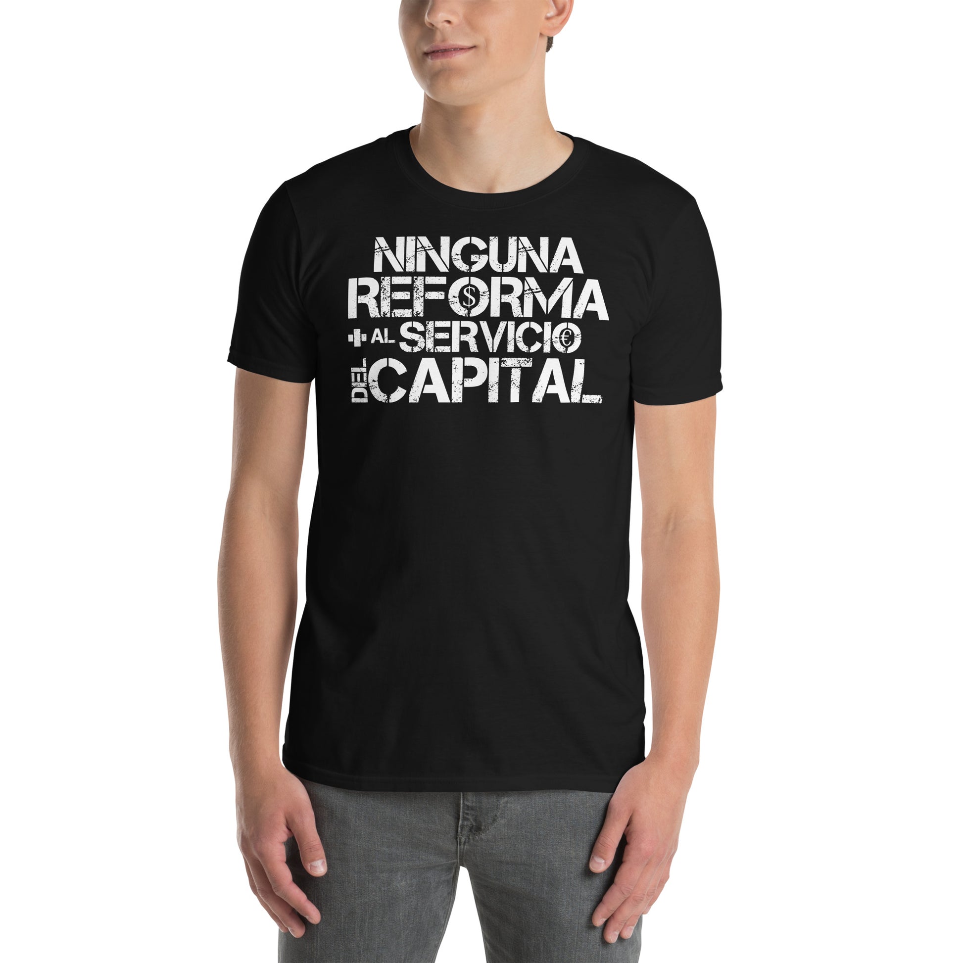 hombre con camiseta anticapitalista negra