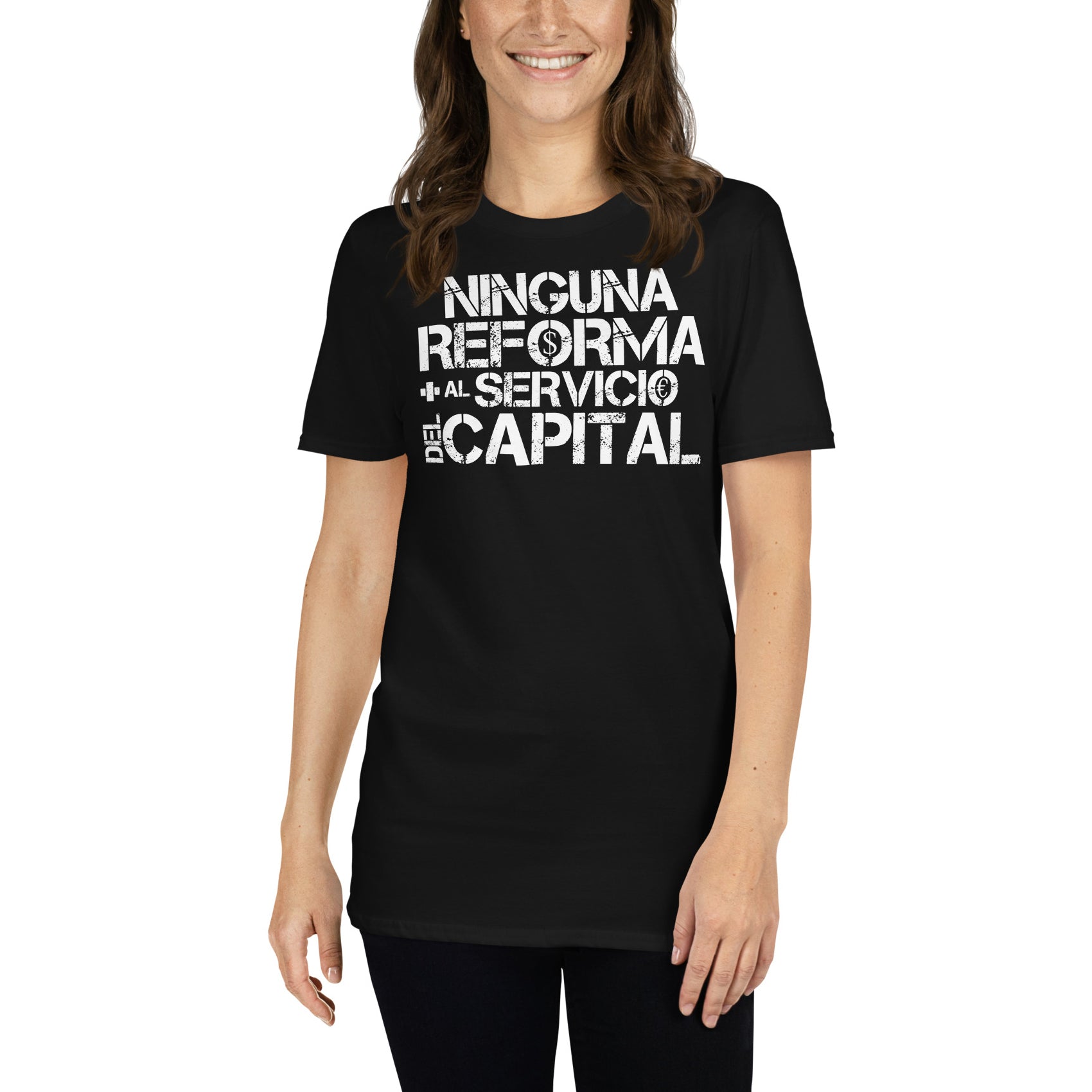 mujer con camiseta anticapitalista negra