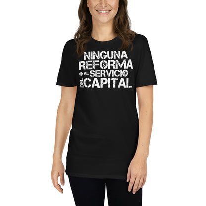 mujer con camiseta anticapitalista negra