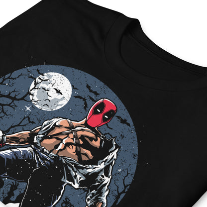 detalle de camiseta deadpool motosierra terror negra