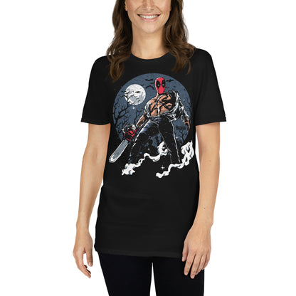 mujer con camiseta deadpool motosierra terror negra