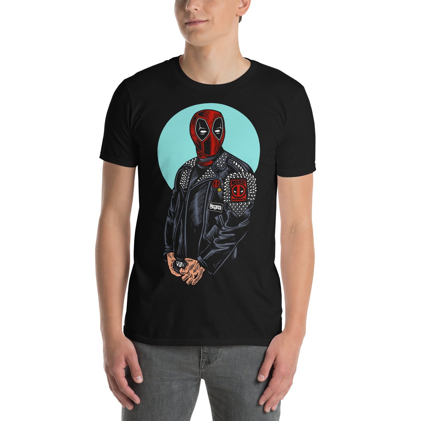 hombre con camiseta deadpool punk negra