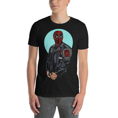 hombre con camiseta deadpool punk negra
