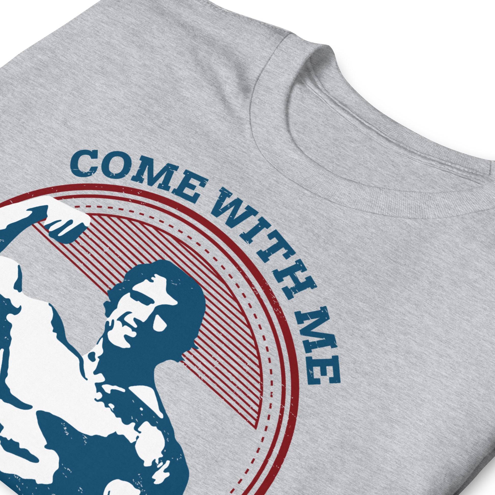 detalle de camiseta come with me if you want to lift arnold gris
