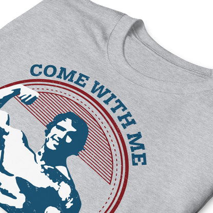 detalle de camiseta come with me if you want to lift arnold gris