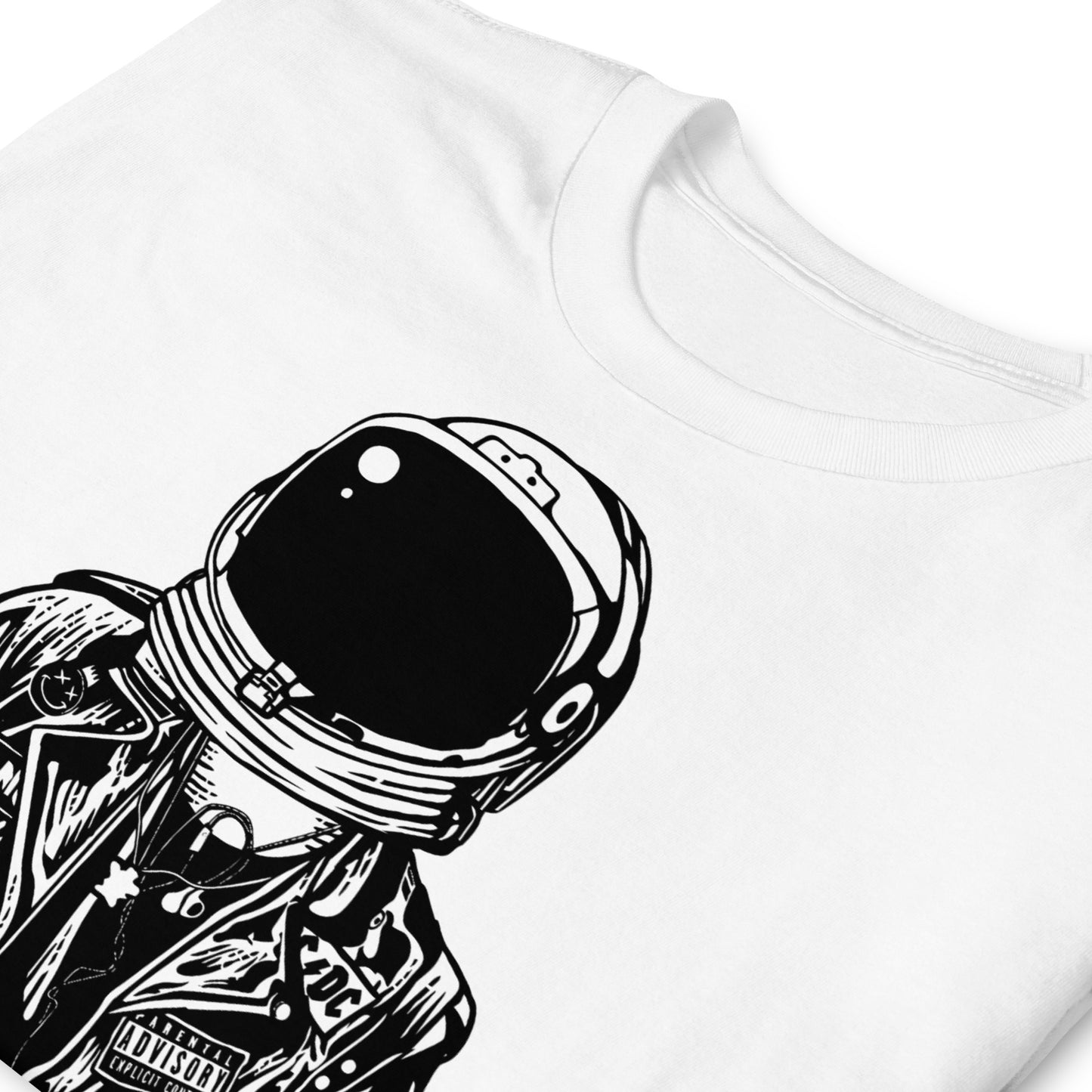 detalle de camiseta astronauta punk blanca