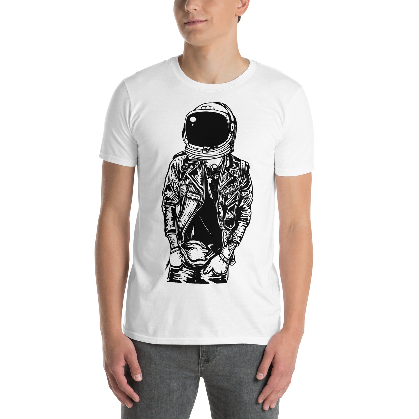 hombre con camiseta astronauta punk blanca
