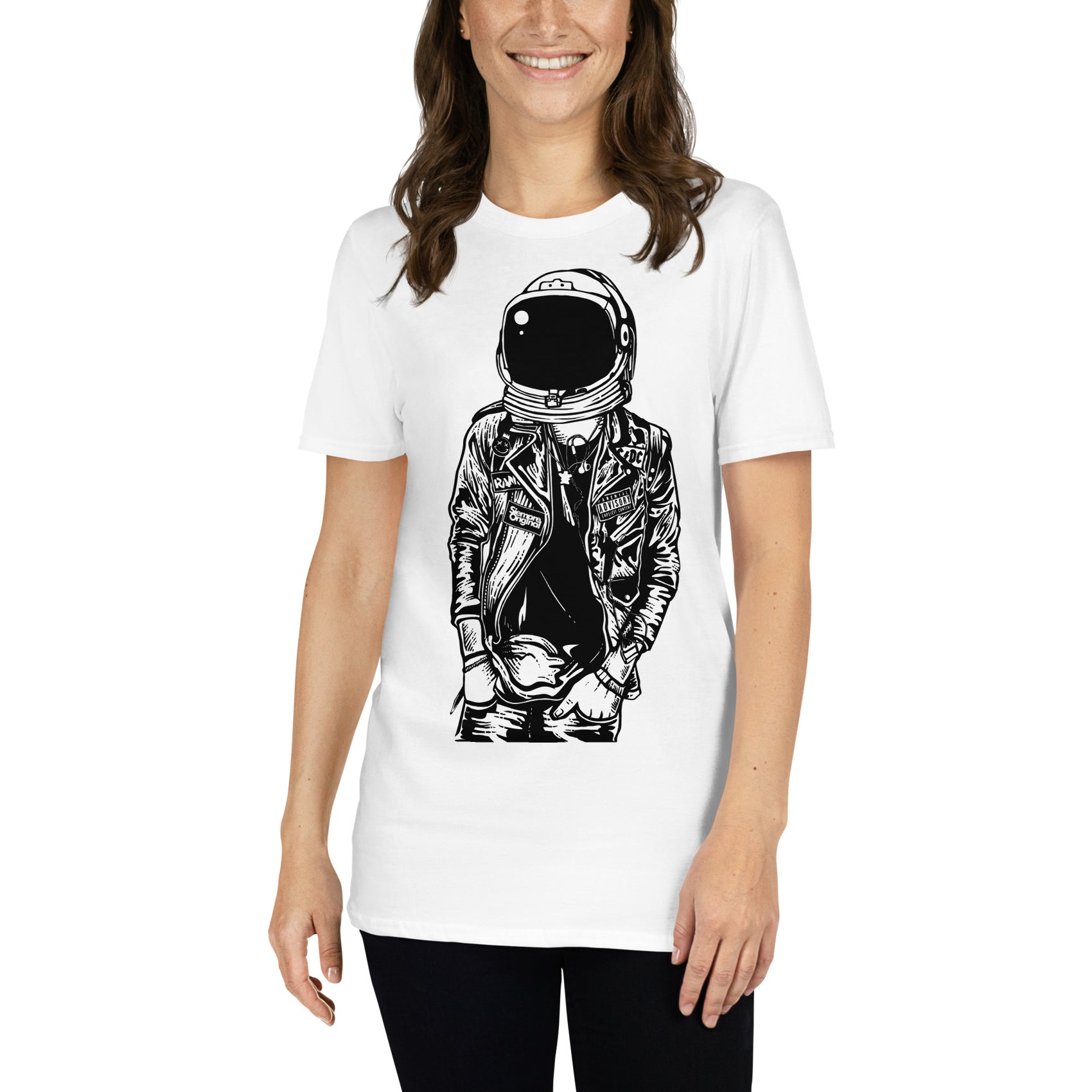 mujer con camiseta astronauta punk blanca
