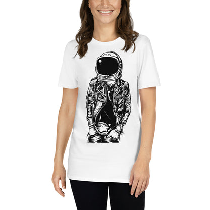mujer con camiseta astronauta punk blanca