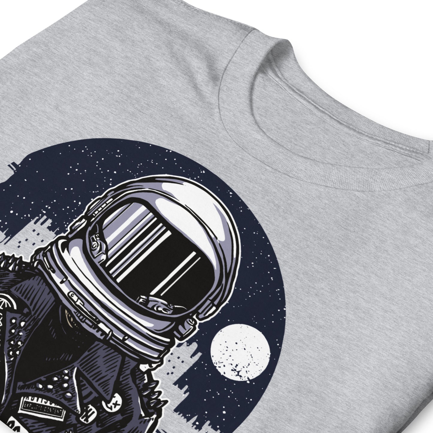 detalle de camiseta astronauta rebelde punk gris