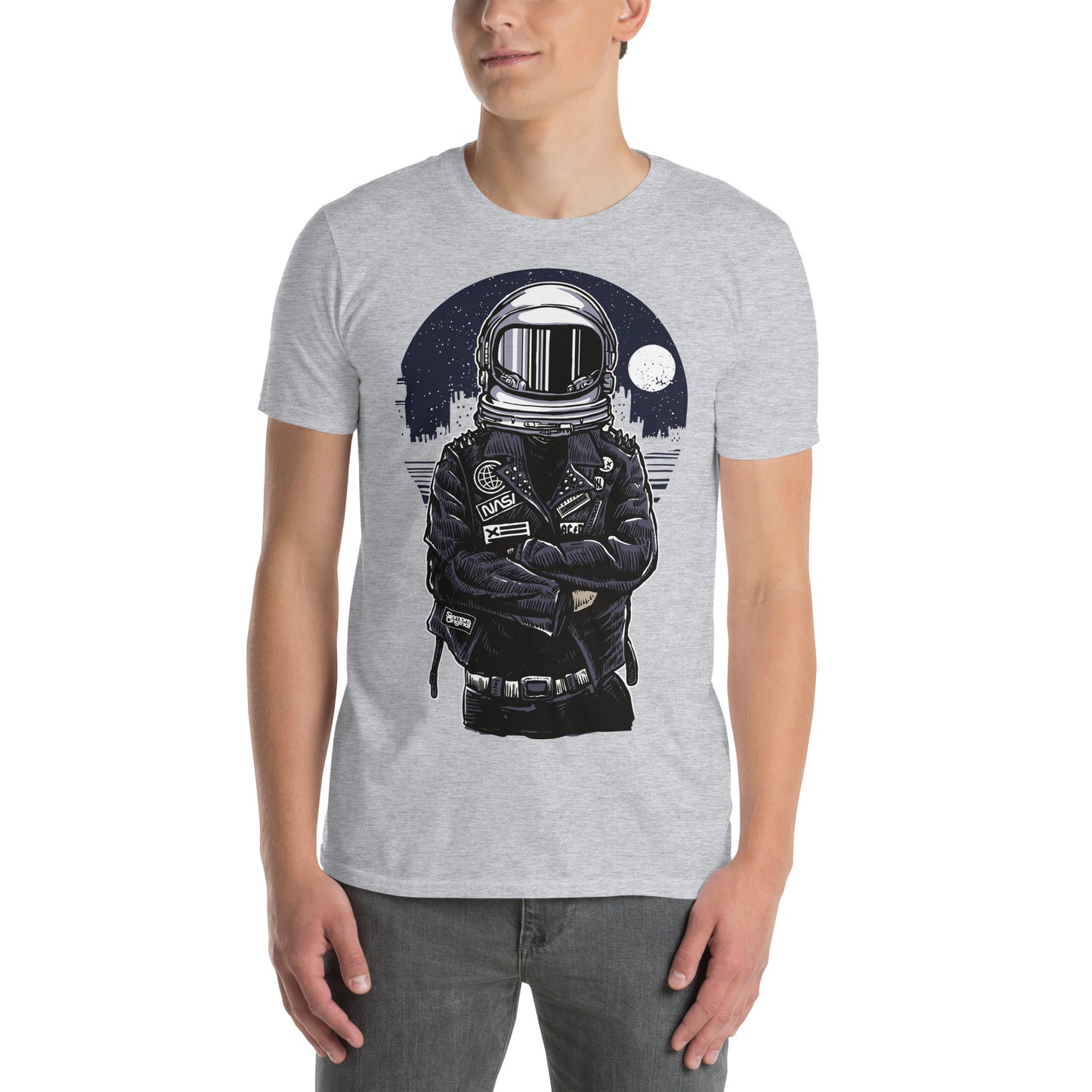 hombre con camiseta astronauta rebelde punk gris