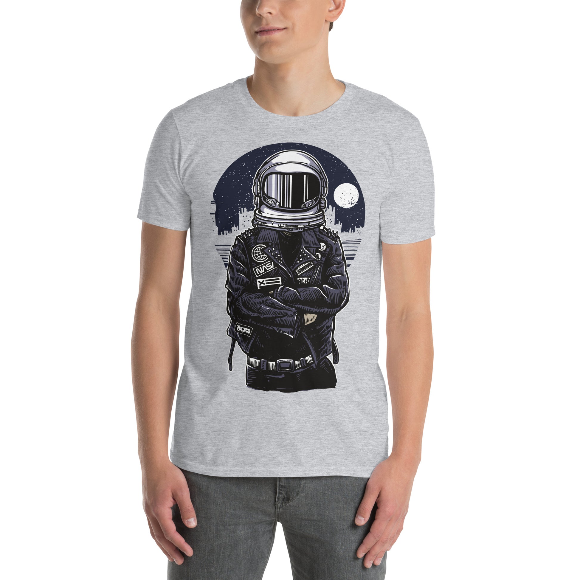 hombre con camiseta astronauta rebelde punk gris