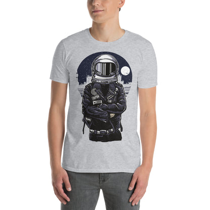 hombre con camiseta astronauta rebelde punk gris