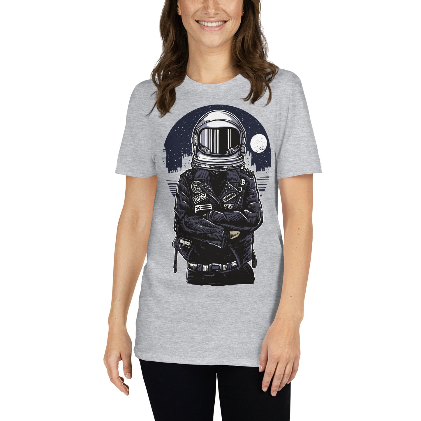 mujer con camiseta astronauta rebelde punk gris