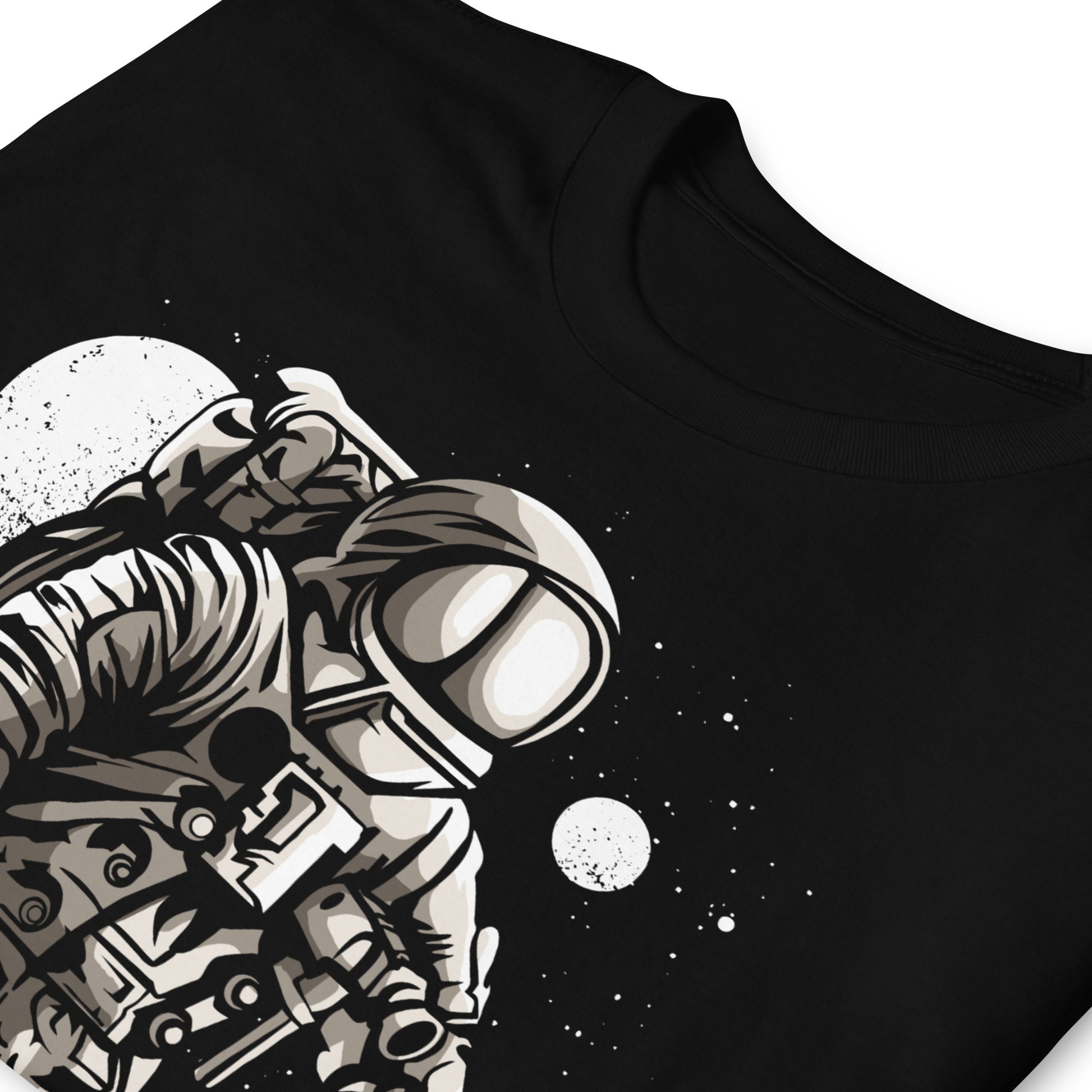 detalle de camiseta astronauta skate negra