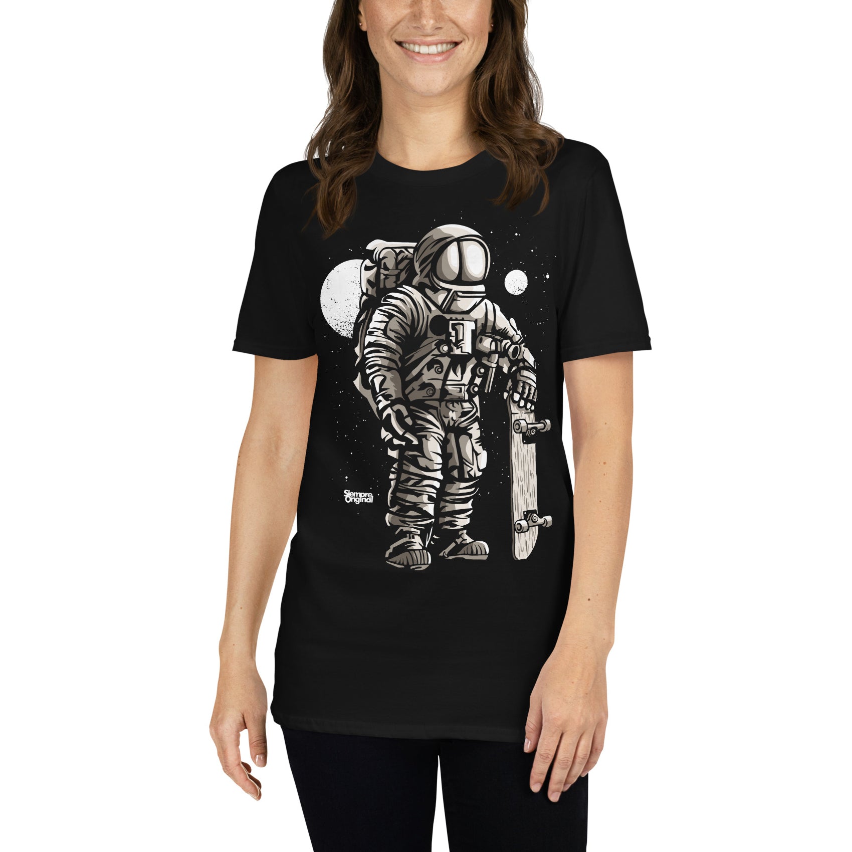 mujer con camiseta astronauta skate negra