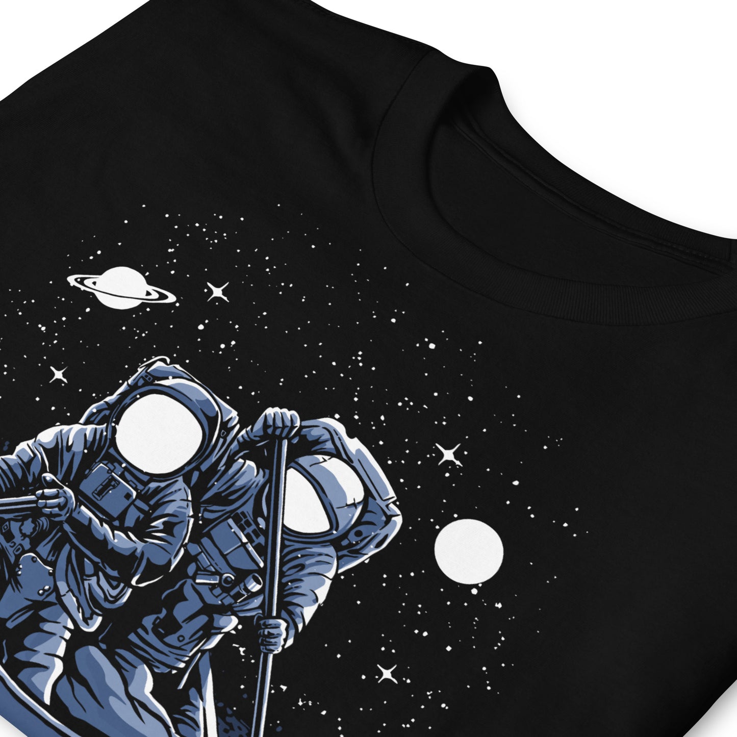 detalle de camiseta astronautas en el espacio negra