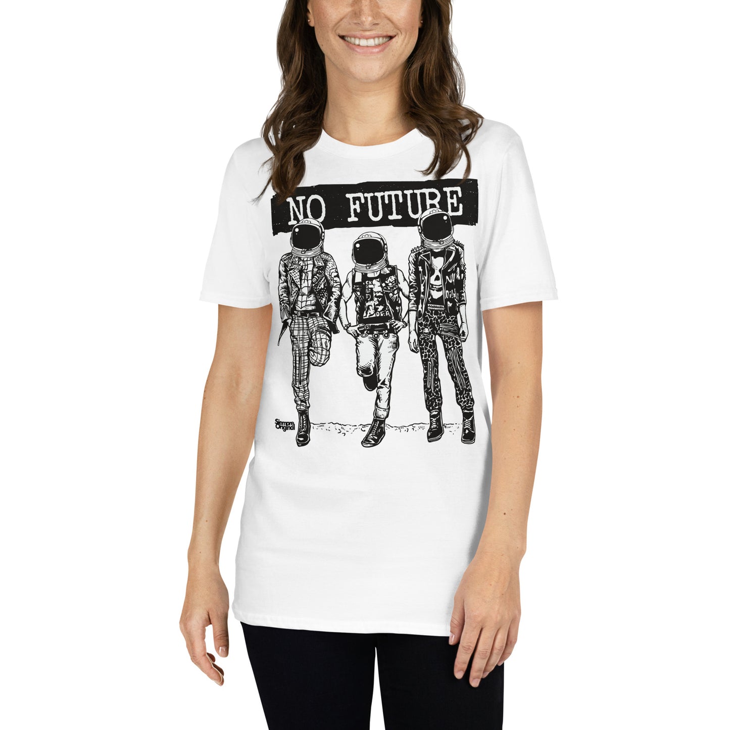 mujer con camiseta astronautas punk no future blanca