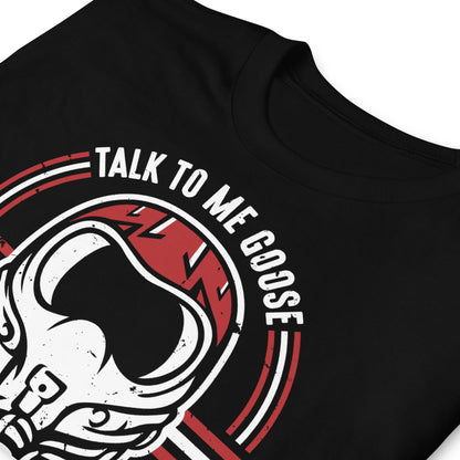 detalle de camiseta top gun talk to me goose negra