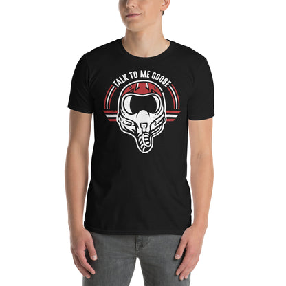 hombre con camiseta top gun talk to me goose negra