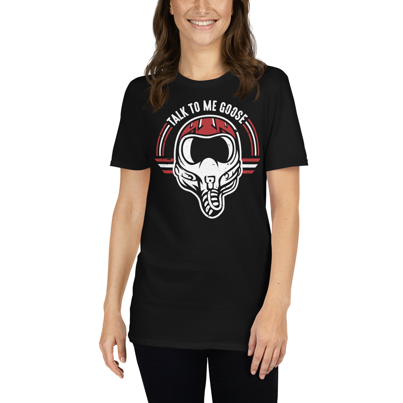 mujer con camiseta top gun talk to me goose negra