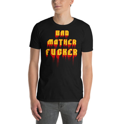 hombre con camiseta bad mother fucker pulp fiction negra
