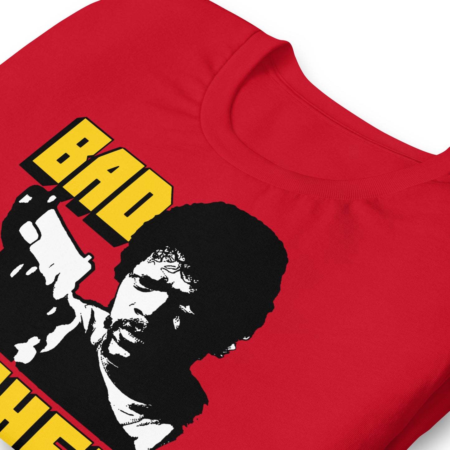 detalle de camiseta bad mother fucker pulp fiction roja