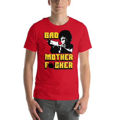 hombre con camiseta bad mother fucker pulp fiction roja