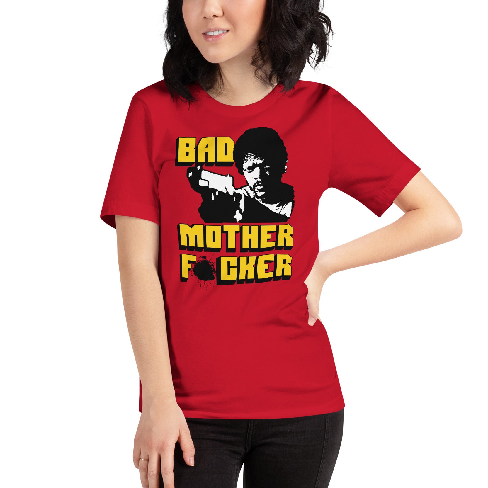 mujer con camiseta bad mother fucker pulp fiction roja