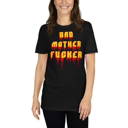 mujer con camiseta bad mother fucker pulp fiction negra