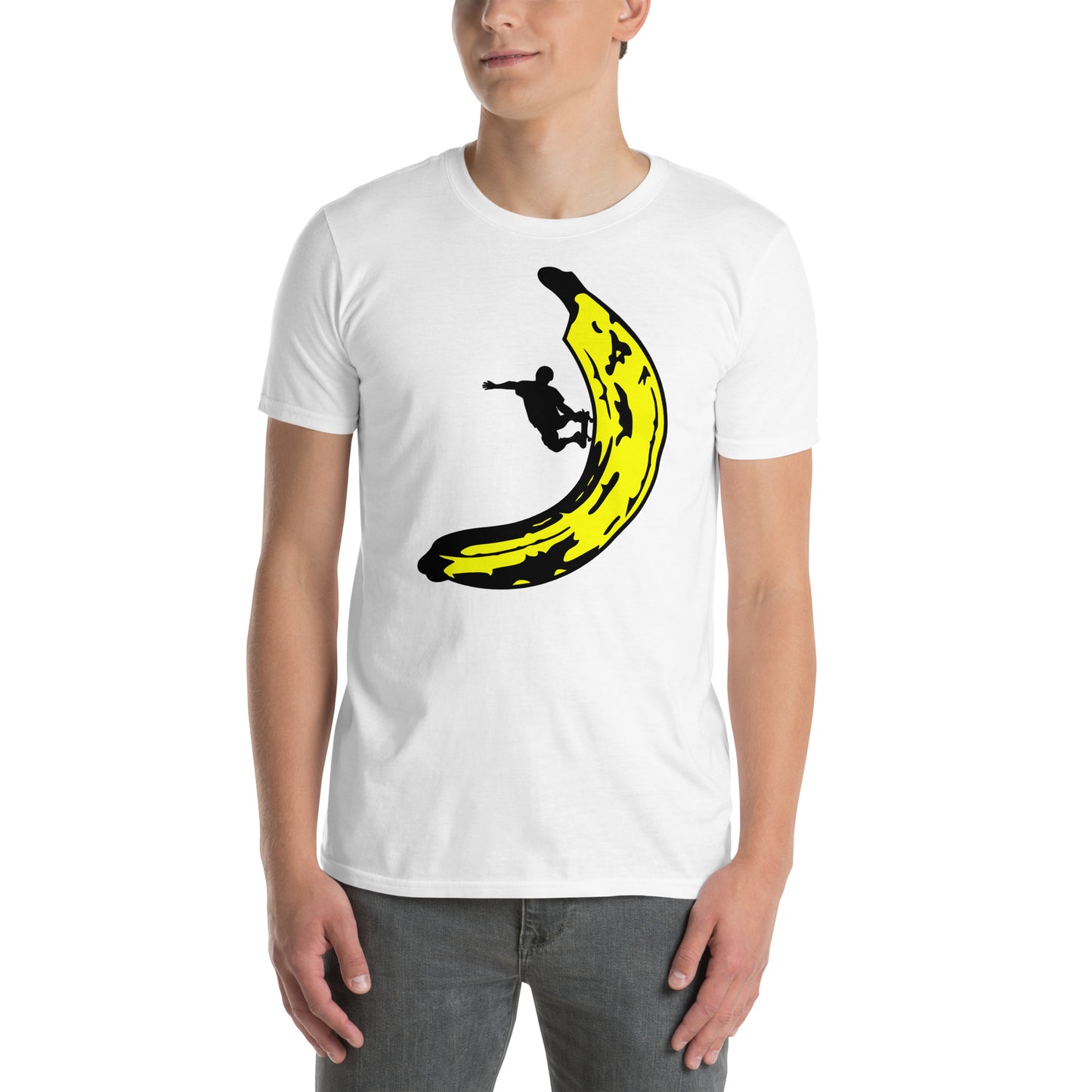 hombre con camiseta banana skate banksy blanca
