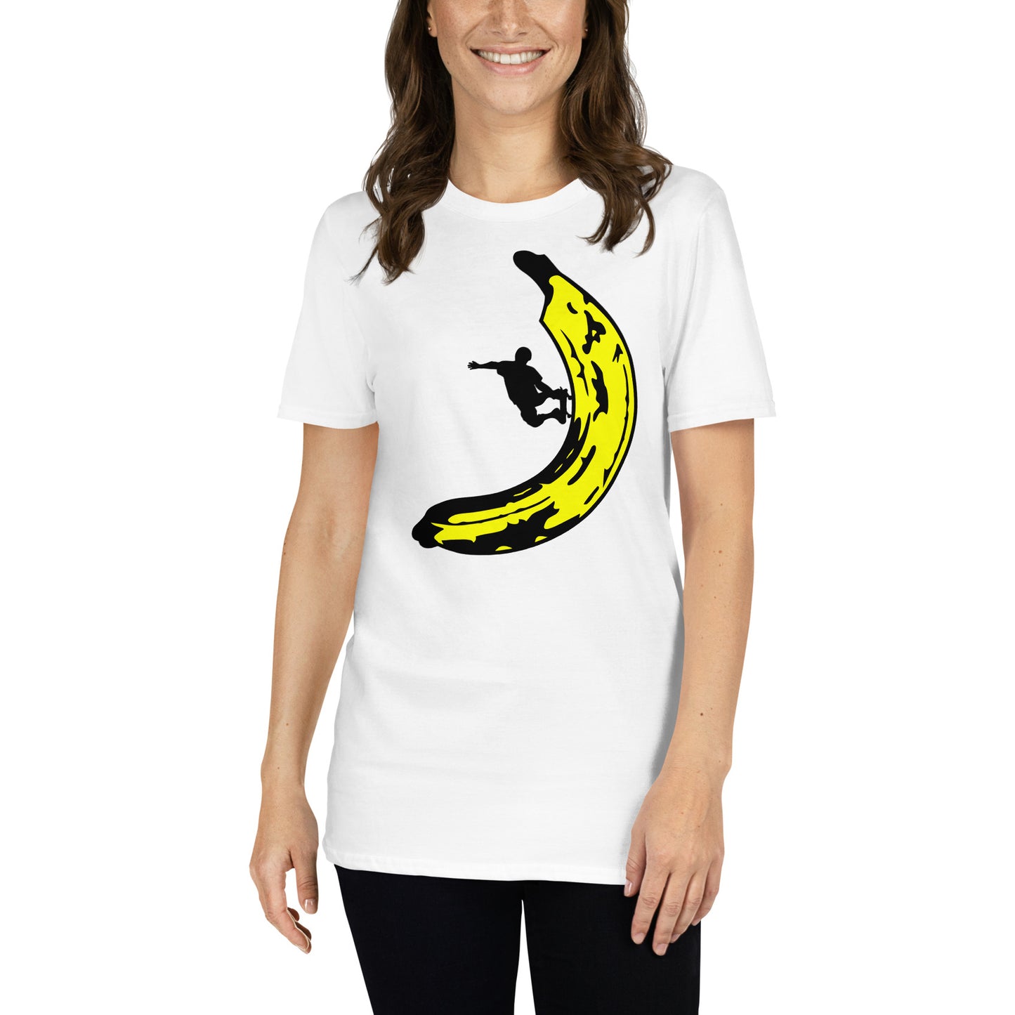 mujer con camiseta banana skate banksy blanca